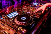 DJ Feer - Event & Hochzeits DJ mit Ton- & Lichtanlage